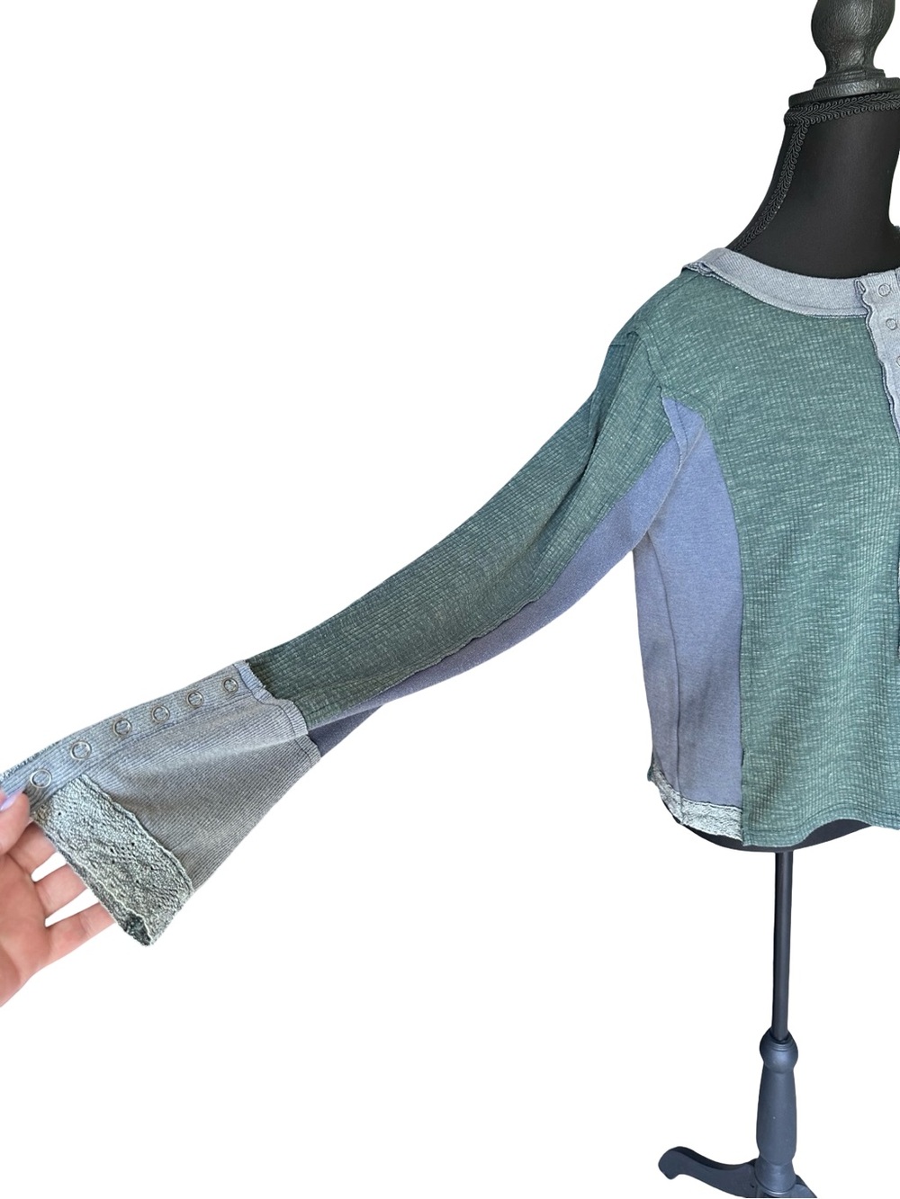 POL Color blocked Ribbed Button-Neck Top - Picture 4 of 10